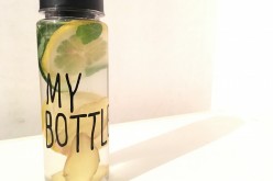 Acqua e limone aromatizzata per bere di più 